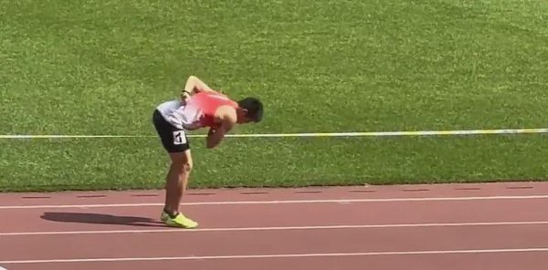 闪电策略 杭州男生在1500米终点线前三次鞠躬，视频火了！本人回应：不是剧本，是不舍